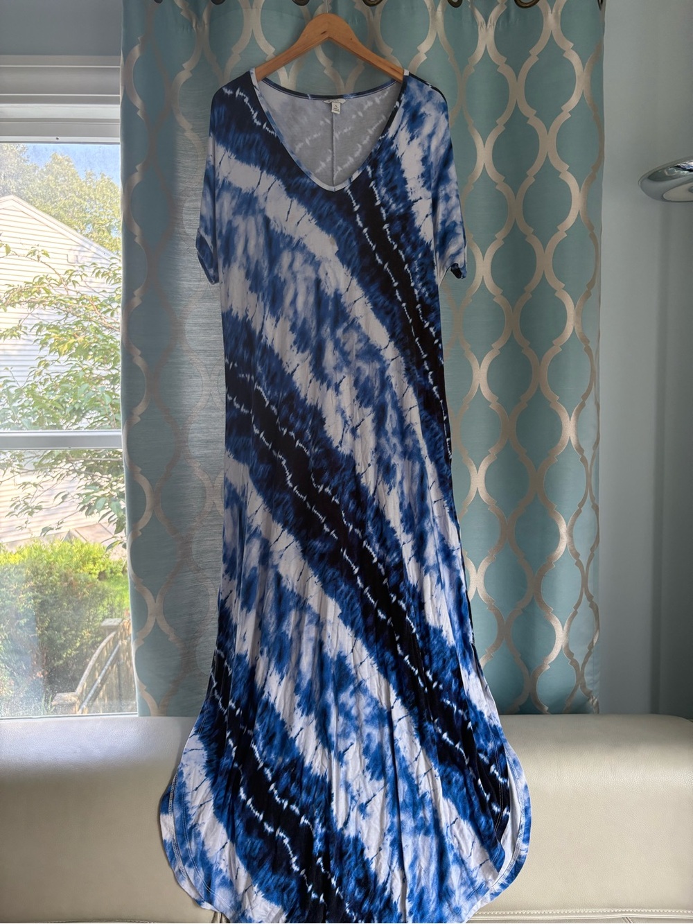 V-Neck Tie-Dye Maxi Dress in Blue and White